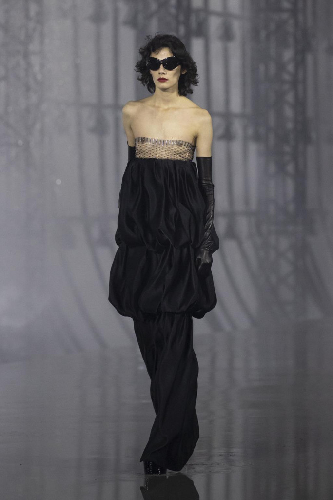 sfilata saint laurent primavera estate 2022 foto look passerella parigi fashion week