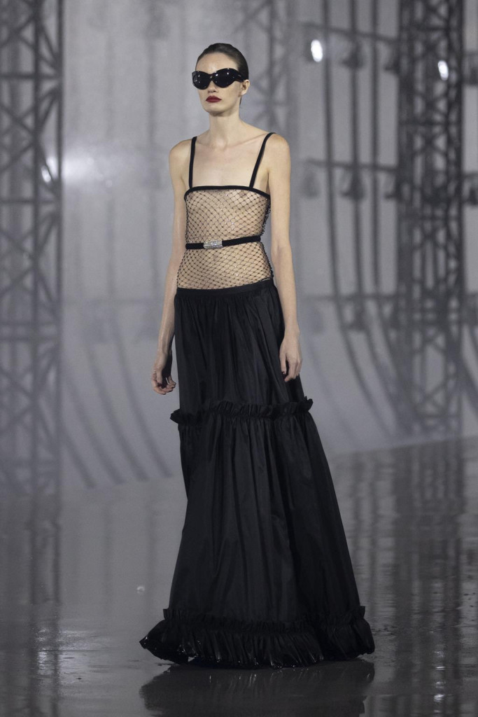 sfilata saint laurent primavera estate 2022 foto look passerella parigi fashion week