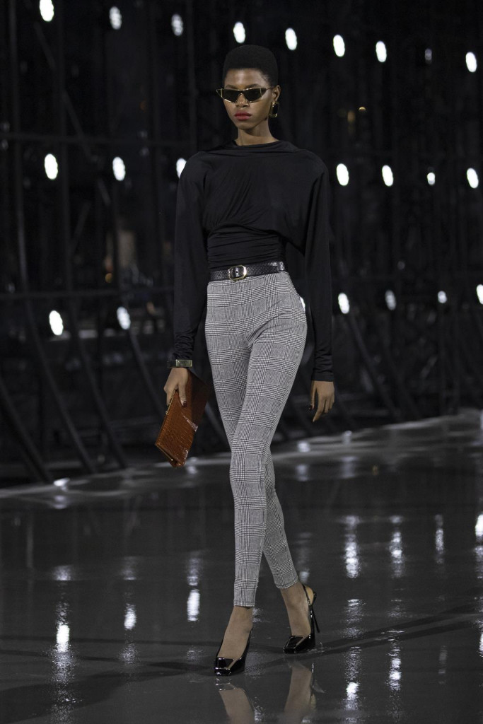 sfilata saint laurent primavera estate 2022 foto look passerella parigi fashion week