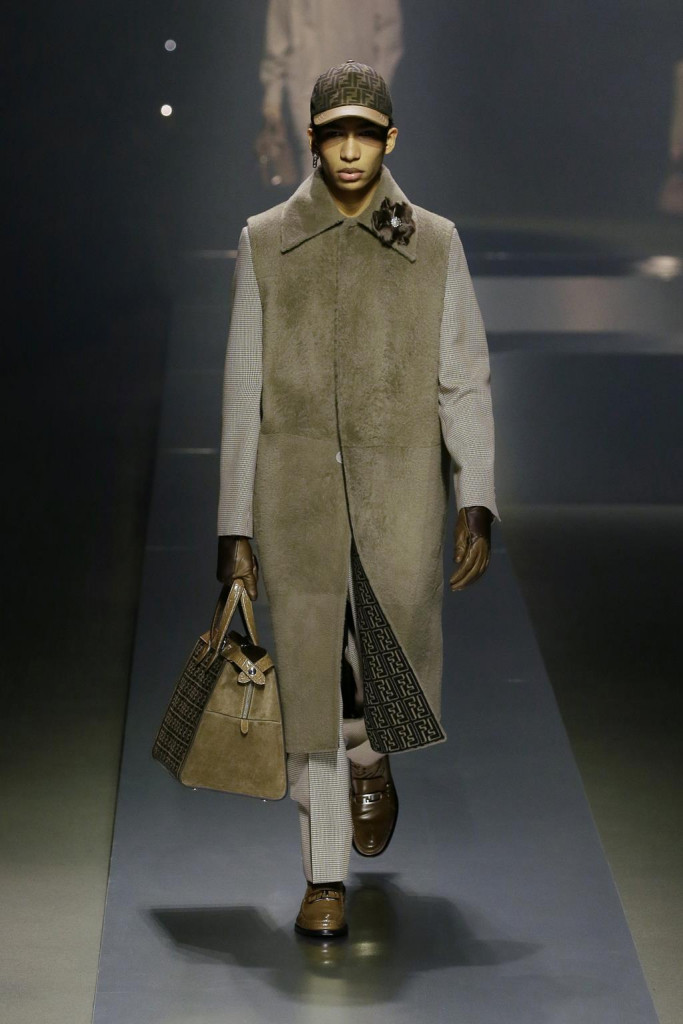 fendi uomo sfilata collezione autunno inverno metaverso accessori tech