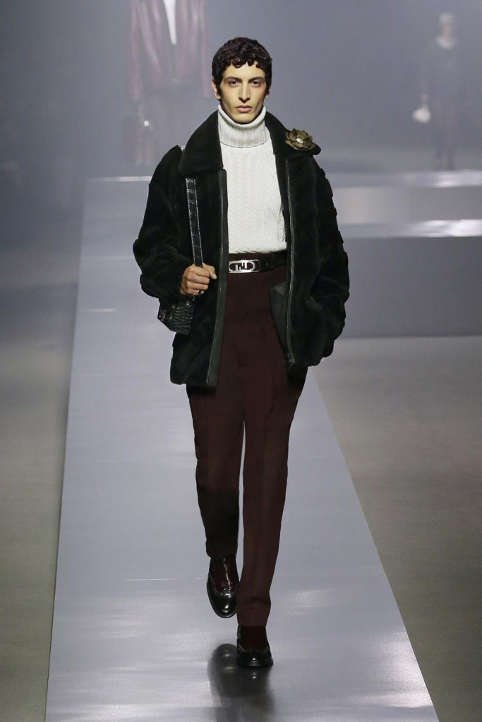 fendi uomo sfilata collezione autunno inverno metaverso accessori tech