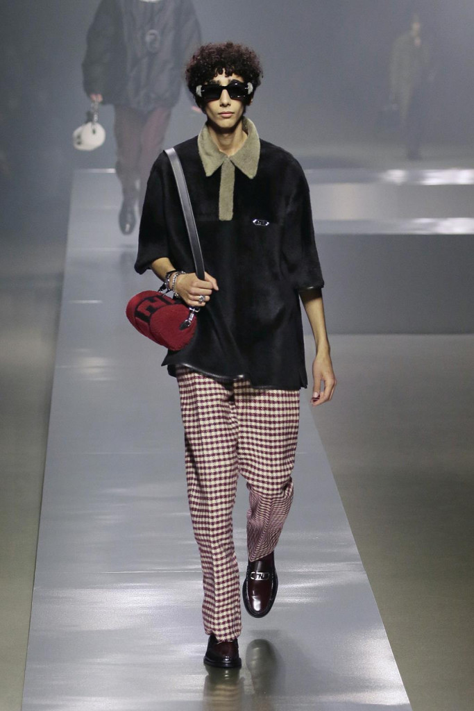 fendi uomo sfilata collezione autunno inverno metaverso accessori tech
