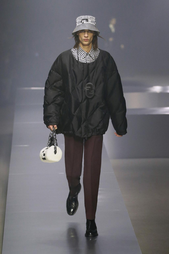 fendi uomo sfilata collezione autunno inverno metaverso accessori tech