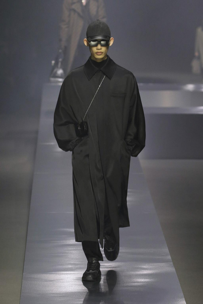 fendi uomo sfilata collezione autunno inverno metaverso accessori tech