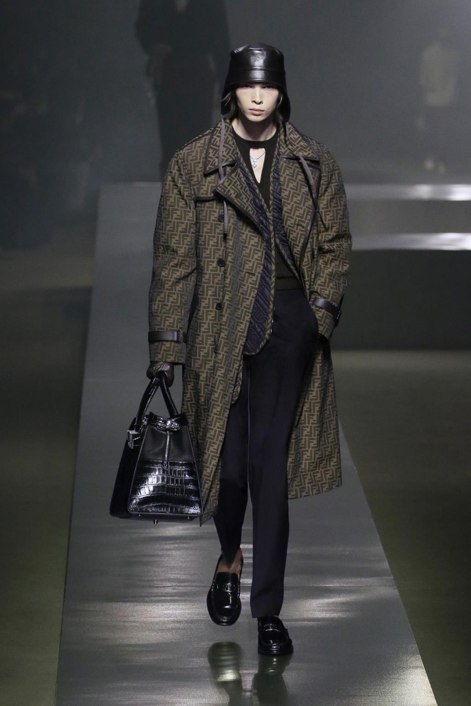 fendi uomo sfilata collezione autunno inverno metaverso accessori tech