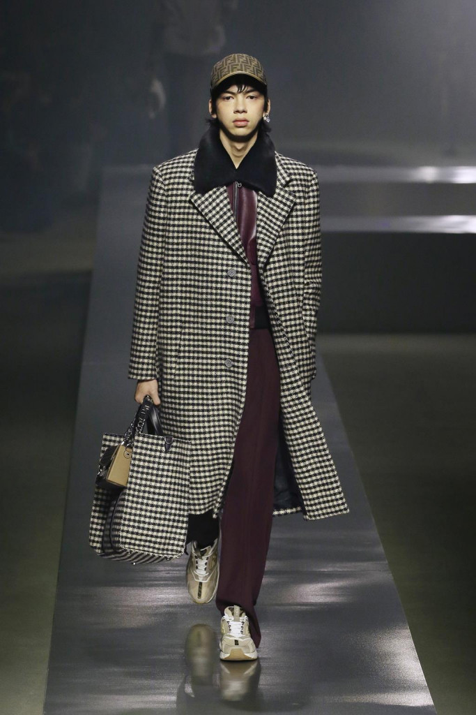 fendi uomo sfilata collezione autunno inverno metaverso accessori tech