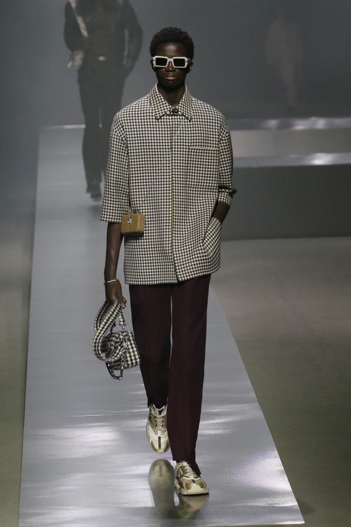 fendi uomo sfilata collezione autunno inverno metaverso accessori tech