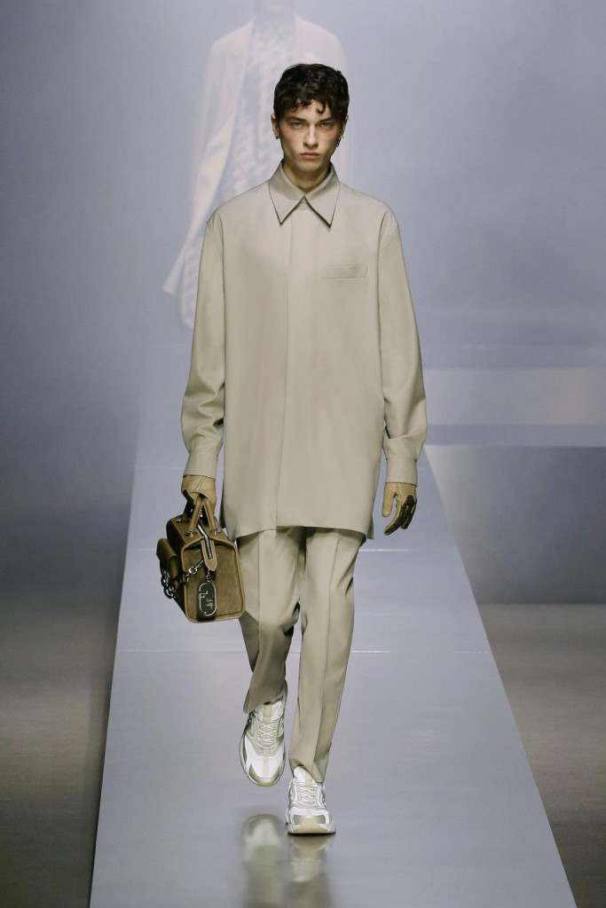 fendi uomo sfilata collezione autunno inverno metaverso accessori tech