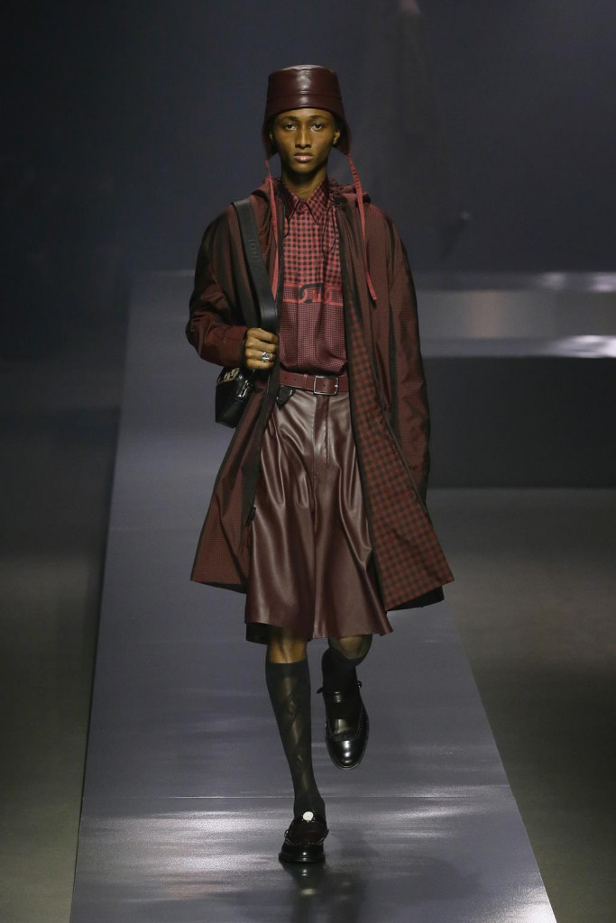 fendi uomo sfilata collezione autunno inverno metaverso accessori tech