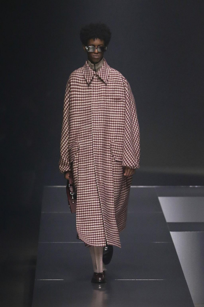 fendi uomo sfilata collezione autunno inverno metaverso accessori tech