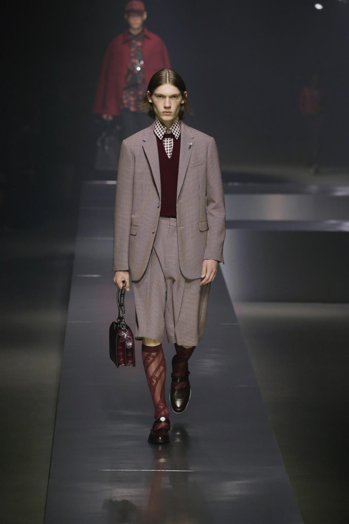 fendi uomo sfilata collezione autunno inverno metaverso accessori tech