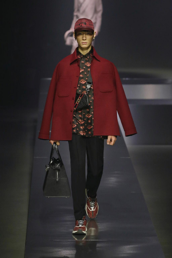 fendi uomo sfilata collezione autunno inverno metaverso accessori tech