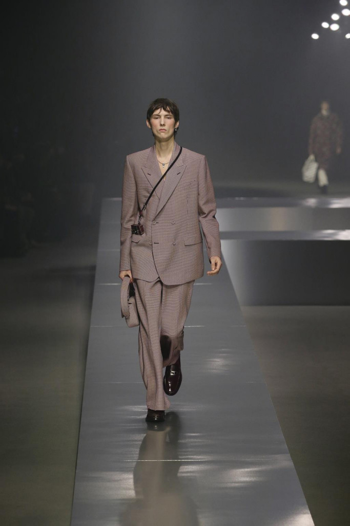 fendi uomo sfilata collezione autunno inverno metaverso accessori tech