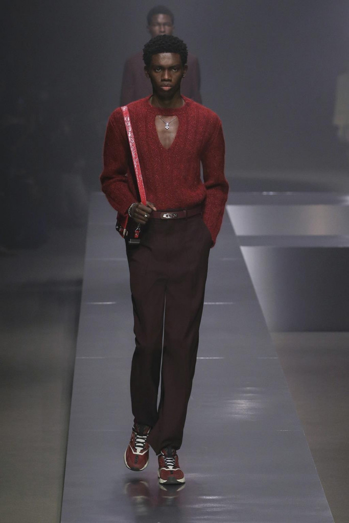 fendi uomo sfilata collezione autunno inverno metaverso accessori tech