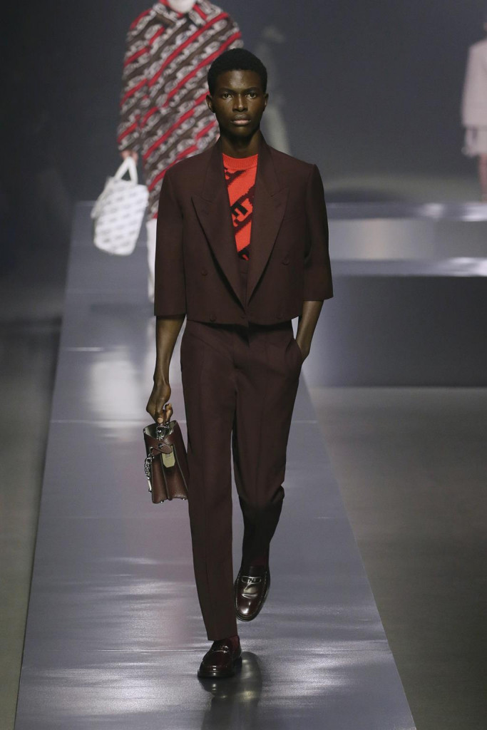 fendi uomo sfilata collezione autunno inverno metaverso accessori tech