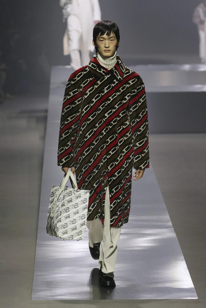 fendi uomo sfilata collezione autunno inverno metaverso accessori tech