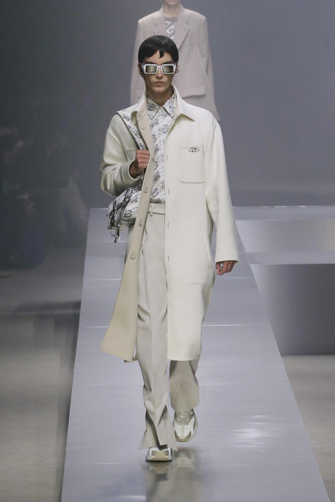 fendi uomo sfilata collezione autunno inverno metaverso accessori tech