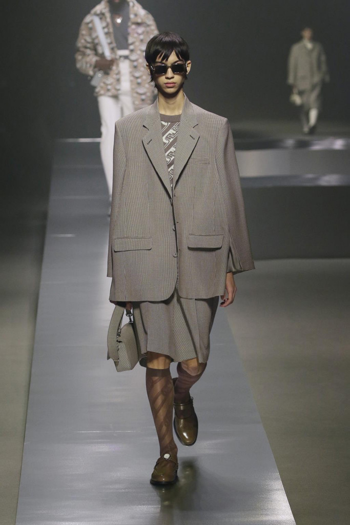 fendi uomo sfilata collezione autunno inverno metaverso accessori tech
