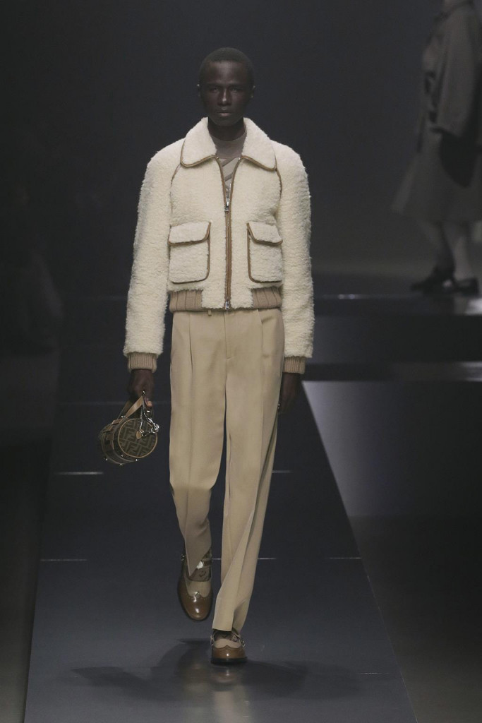 fendi uomo sfilata collezione autunno inverno metaverso accessori tech