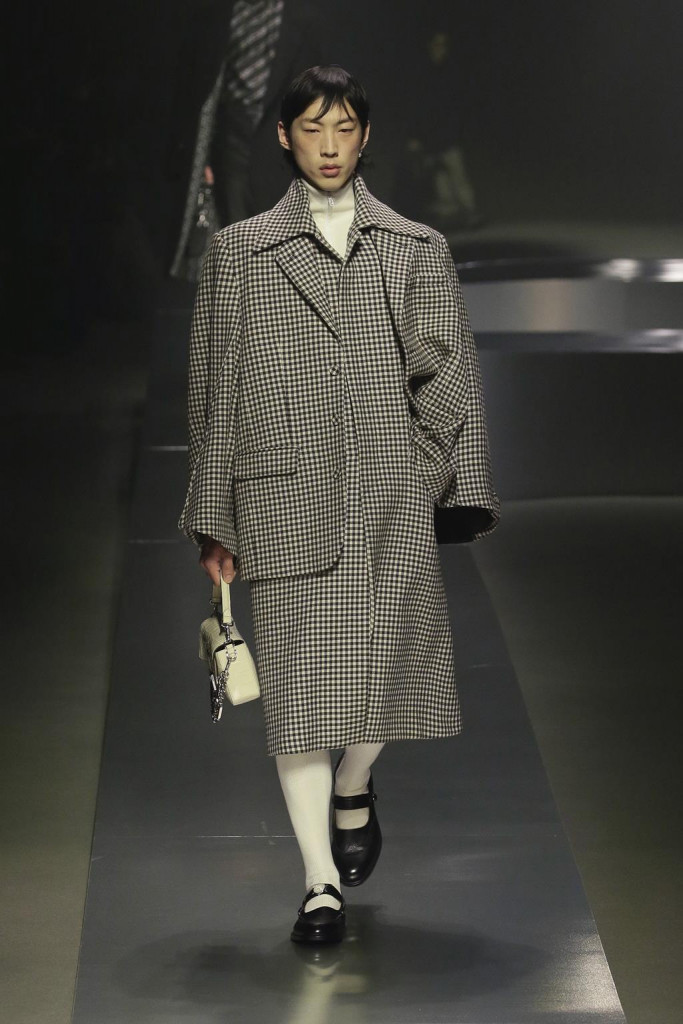 fendi uomo sfilata collezione autunno inverno metaverso accessori tech