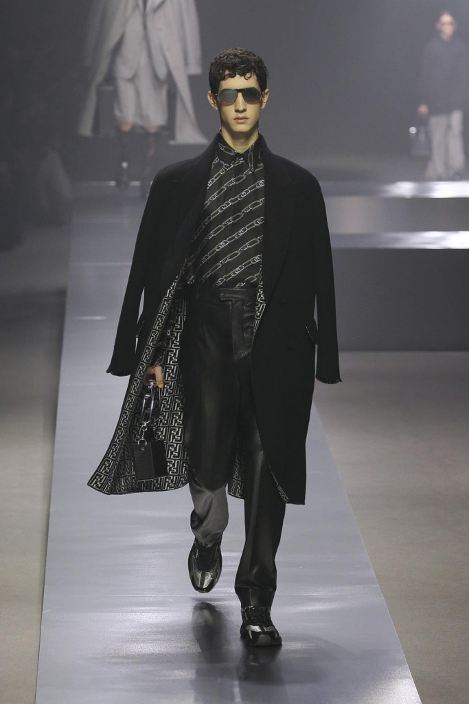 fendi uomo sfilata collezione autunno inverno metaverso accessori tech