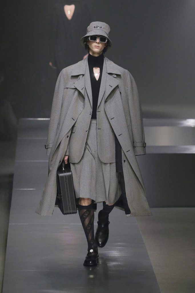 fendi uomo sfilata collezione autunno inverno metaverso accessori tech