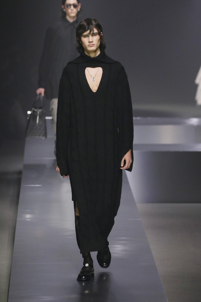 fendi uomo sfilata collezione autunno inverno metaverso accessori tech