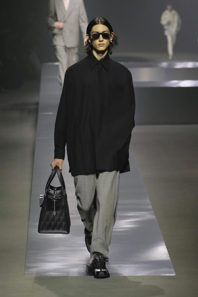 fendi uomo sfilata collezione autunno inverno metaverso accessori tech