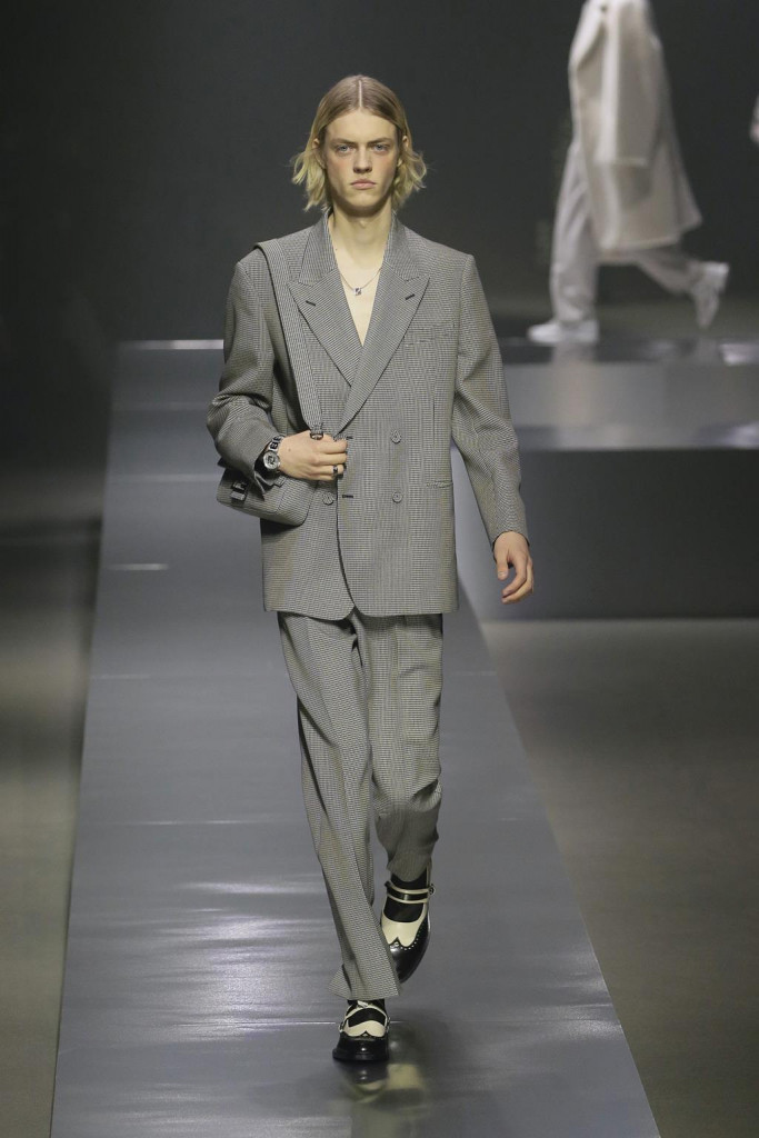 fendi uomo sfilata collezione autunno inverno metaverso accessori tech