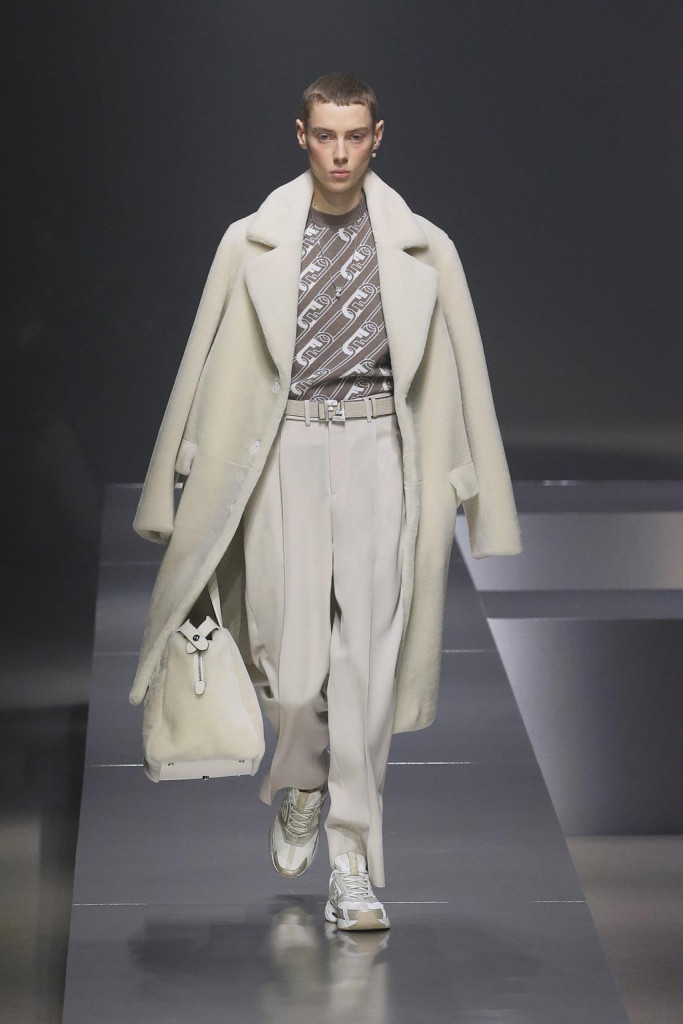 fendi uomo sfilata collezione autunno inverno metaverso accessori tech