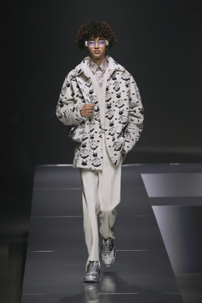 fendi uomo sfilata collezione autunno inverno metaverso accessori tech