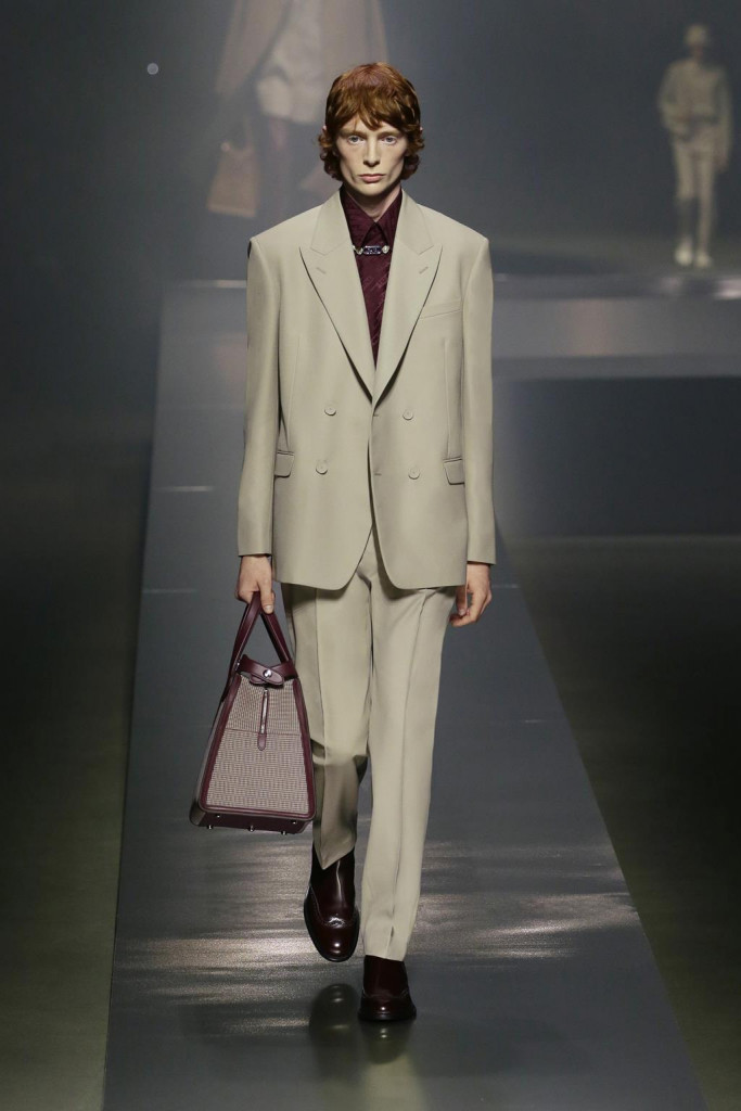 fendi uomo sfilata collezione autunno inverno metaverso accessori tech