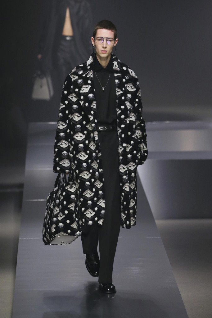 fendi uomo sfilata collezione autunno inverno metaverso accessori tech
