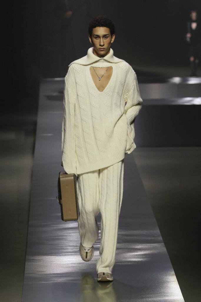 fendi uomo sfilata collezione autunno inverno metaverso accessori tech