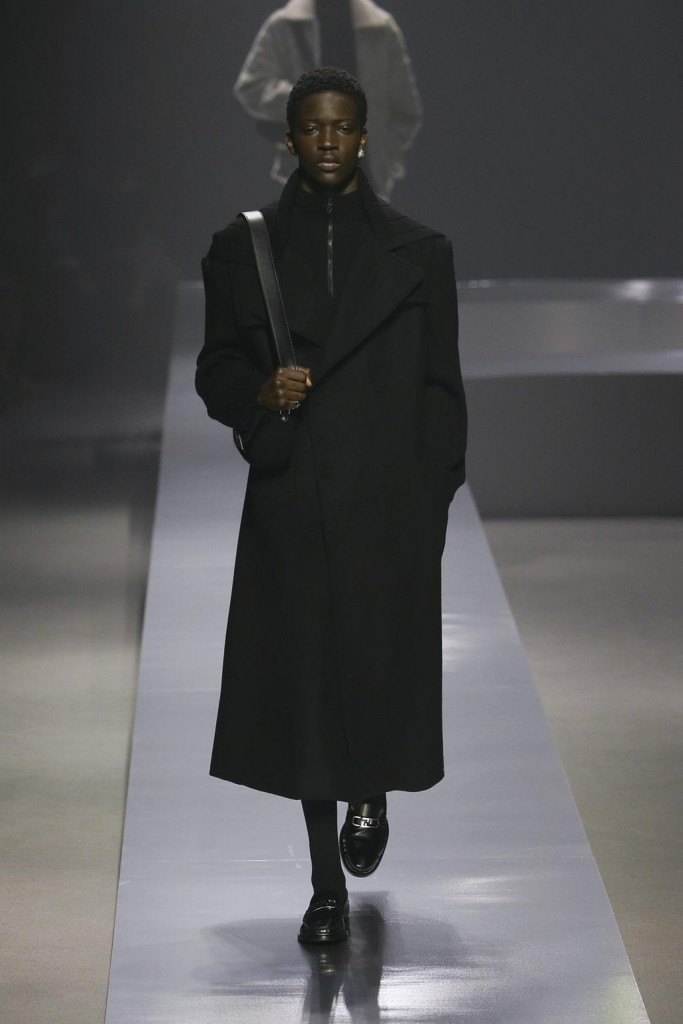 fendi uomo sfilata collezione autunno inverno metaverso accessori tech
