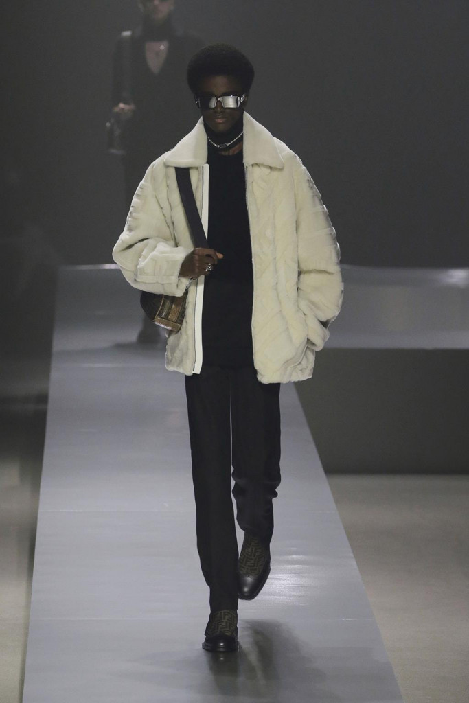 fendi uomo sfilata collezione autunno inverno metaverso accessori tech