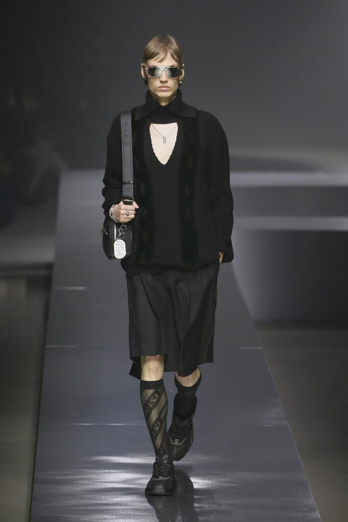 fendi uomo sfilata collezione autunno inverno metaverso accessori tech