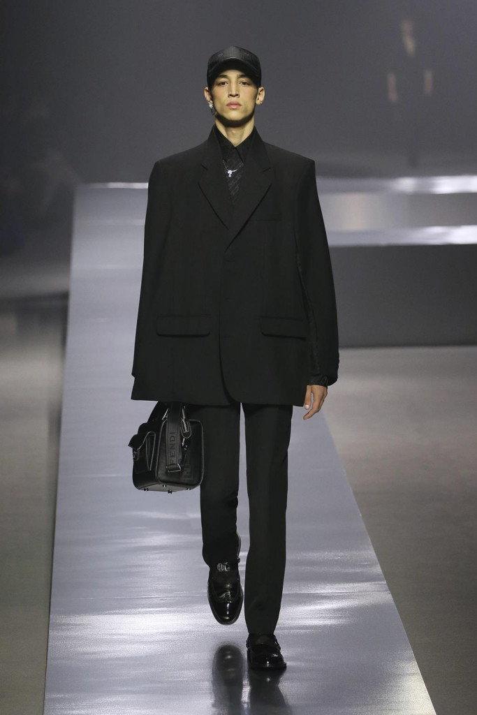 fendi uomo sfilata collezione autunno inverno metaverso accessori tech