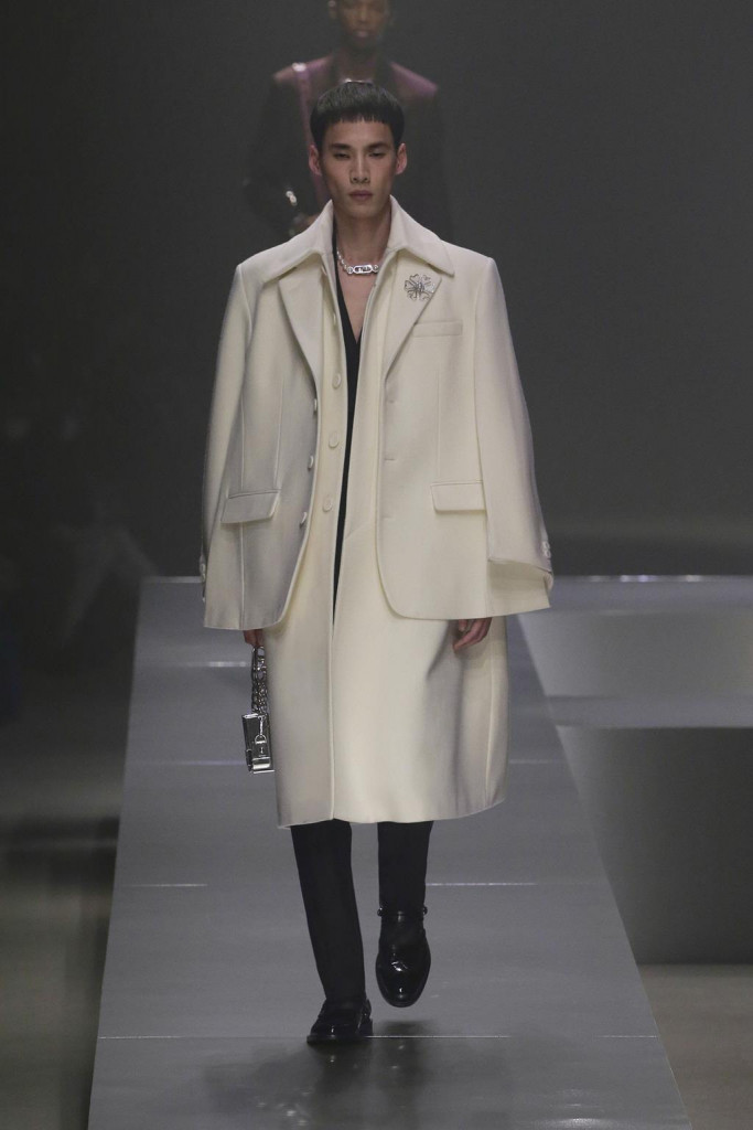 fendi uomo sfilata collezione autunno inverno metaverso accessori tech