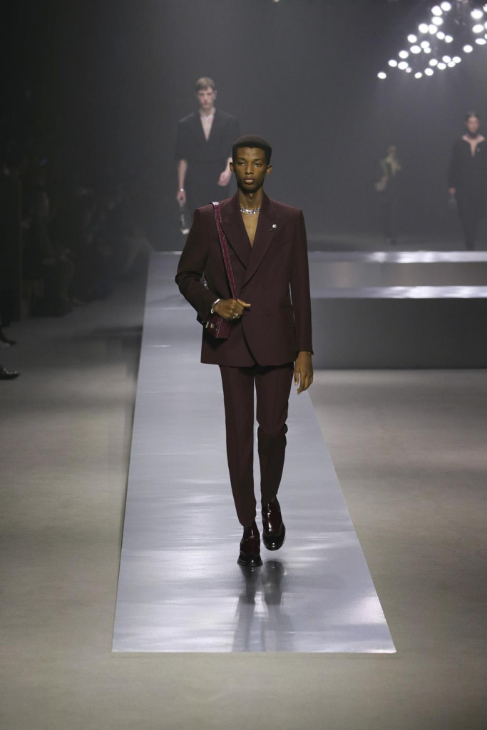 fendi uomo sfilata collezione autunno inverno metaverso accessori tech