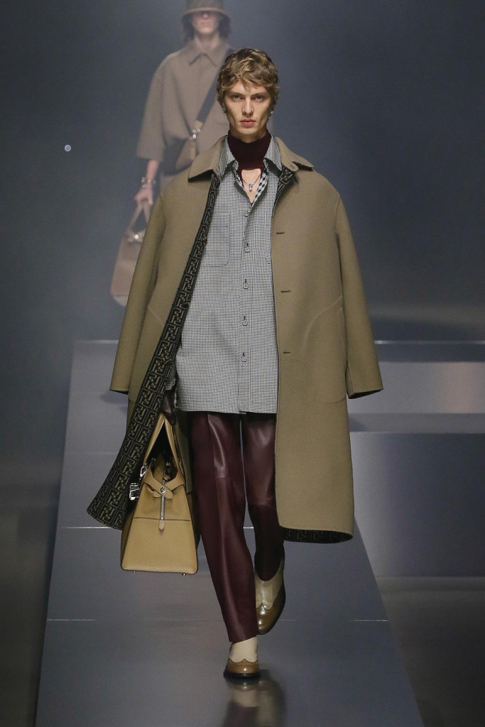 fendi uomo sfilata collezione autunno inverno metaverso accessori tech