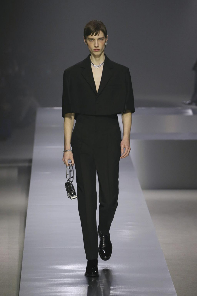 fendi uomo sfilata collezione autunno inverno metaverso accessori tech