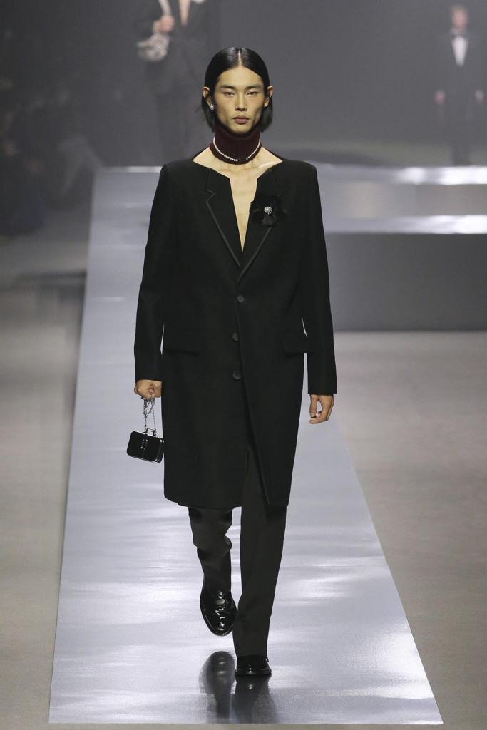 fendi uomo sfilata collezione autunno inverno metaverso accessori tech