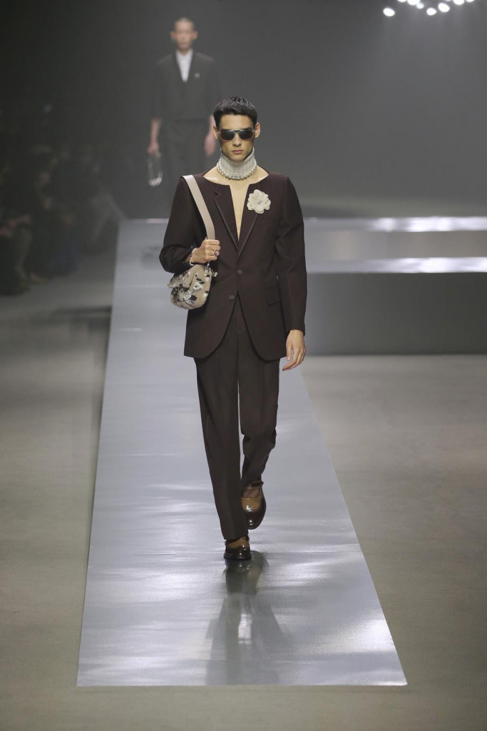 fendi uomo sfilata collezione autunno inverno metaverso accessori tech