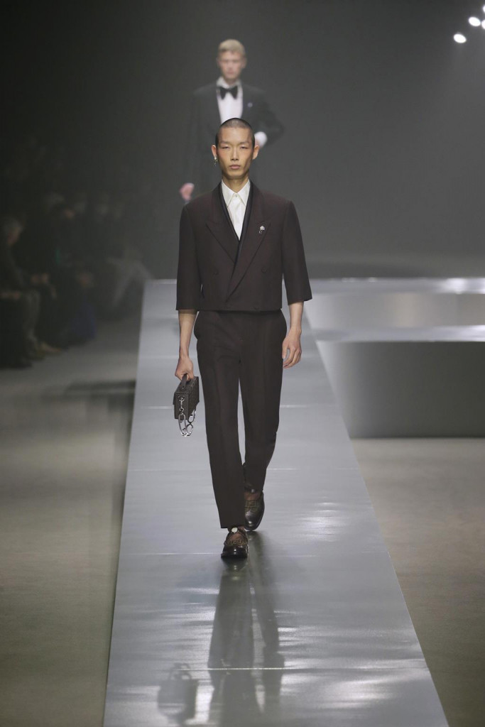 fendi uomo sfilata collezione autunno inverno metaverso accessori tech