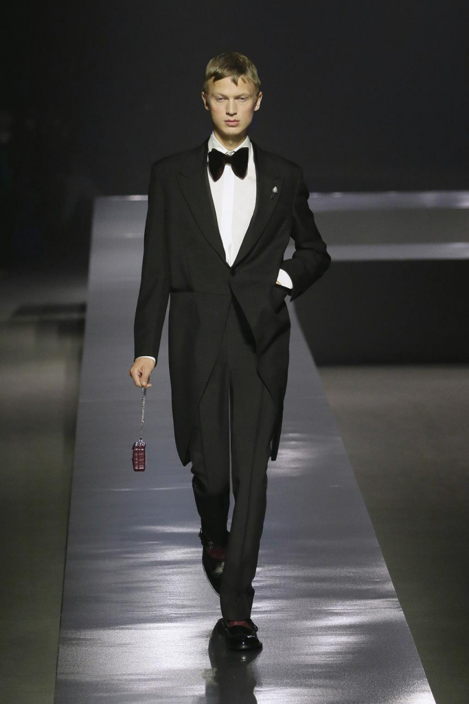 fendi uomo sfilata collezione autunno inverno metaverso accessori tech