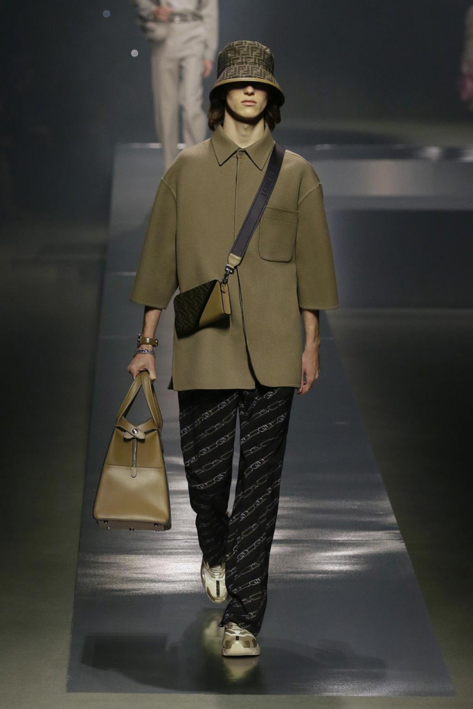 fendi uomo sfilata collezione autunno inverno metaverso accessori tech