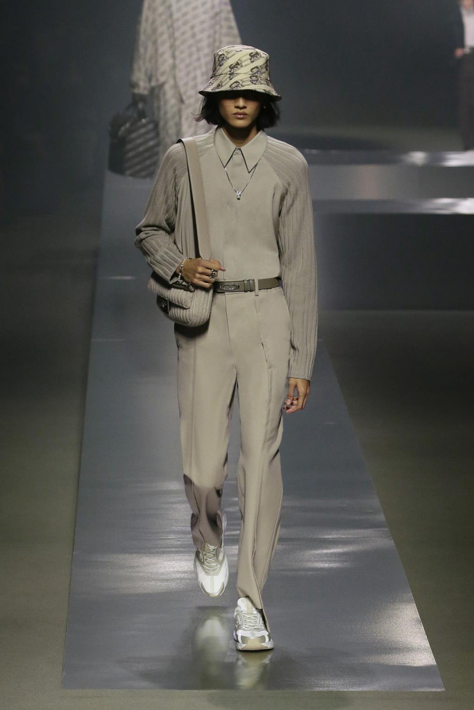 fendi uomo sfilata collezione autunno inverno metaverso accessori tech