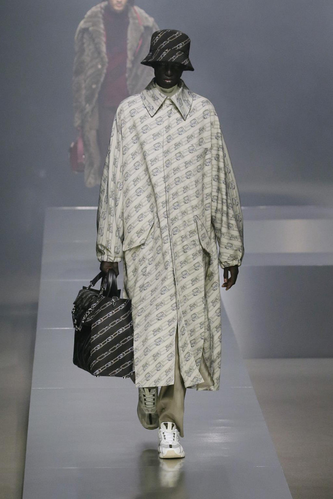 fendi uomo sfilata collezione autunno inverno metaverso accessori tech