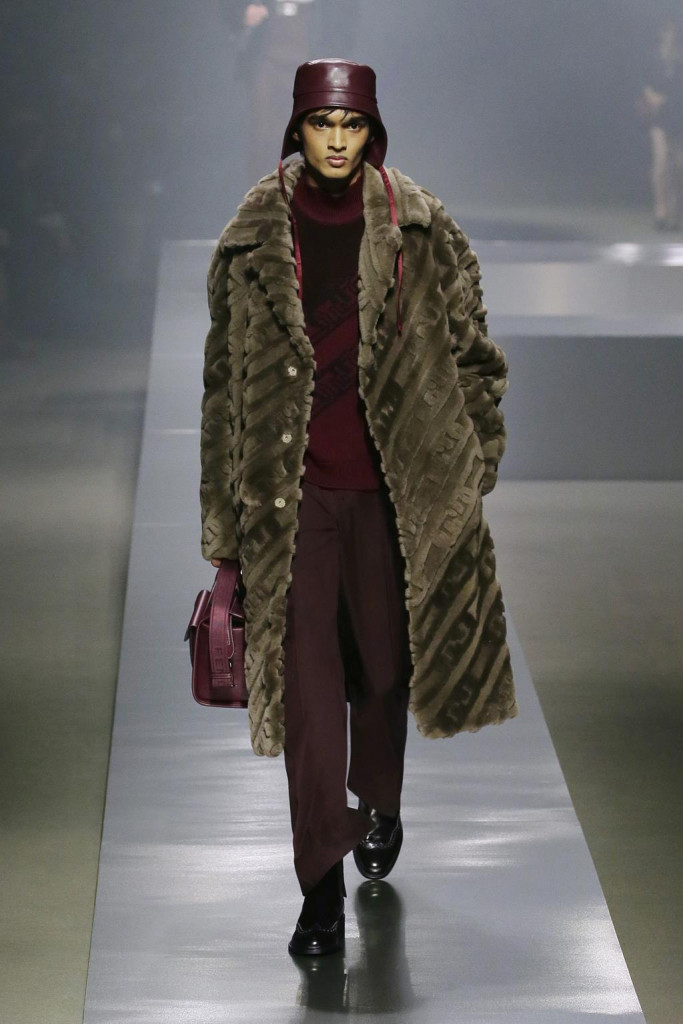 fendi uomo sfilata collezione autunno inverno metaverso accessori tech